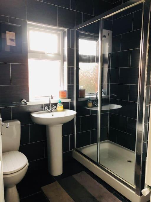 Cosy Two Bed Terraced House 7Min Drive From City 벨파스트 외부 사진