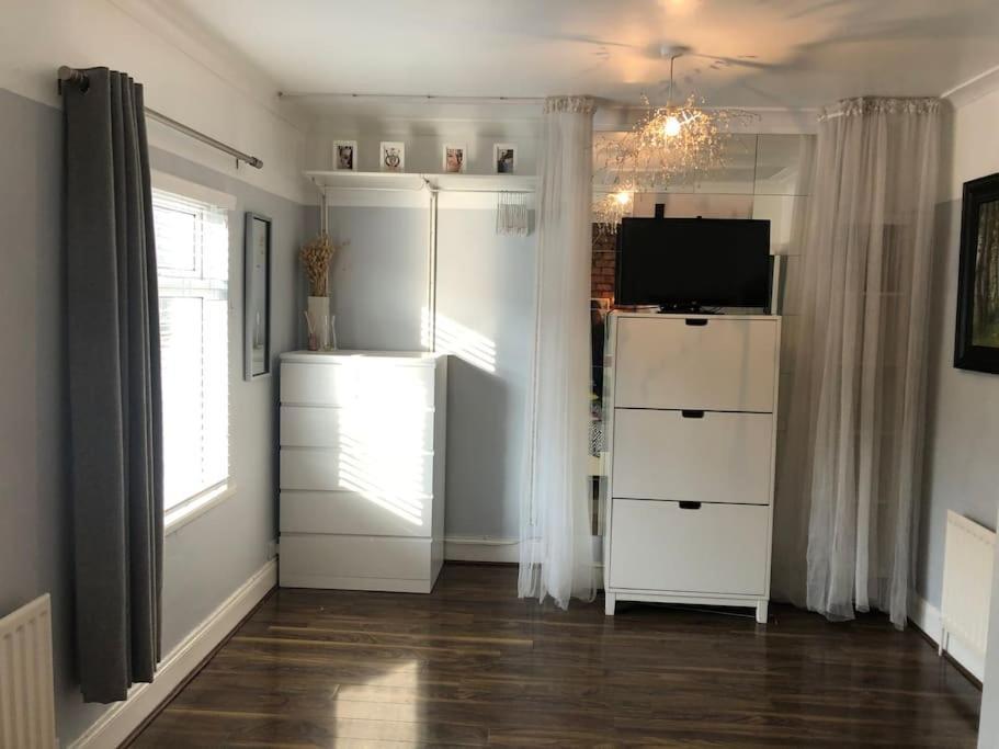 Cosy Two Bed Terraced House 7Min Drive From City 벨파스트 외부 사진