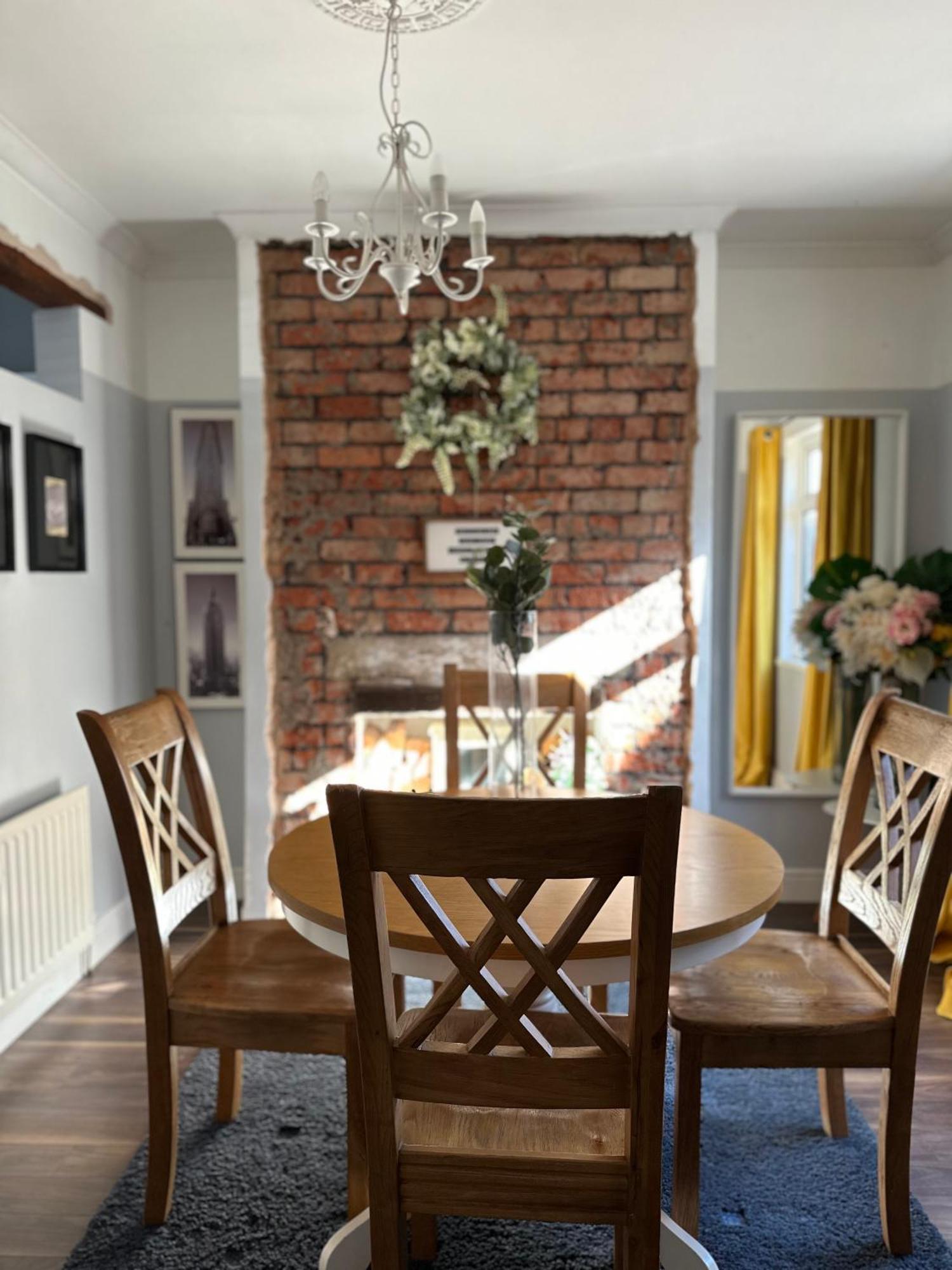 Cosy Two Bed Terraced House 7Min Drive From City 벨파스트 외부 사진